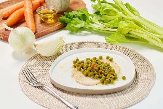 Fesa di tacchino, piselli e carote